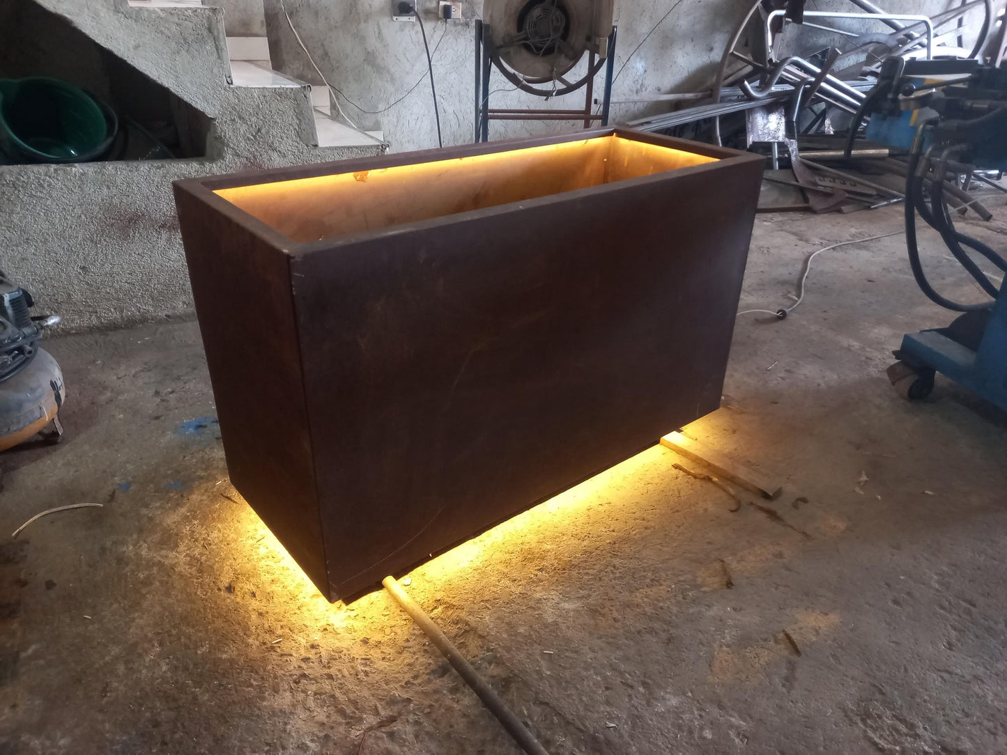 Rectangular Steel Planter Box – Modern Outdoor Garden Decor